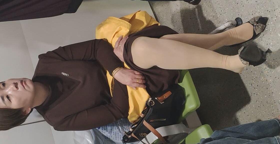 The short hair beauty in nylon dangling shoeplay