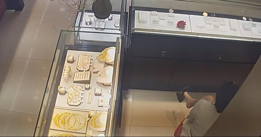 They dangling shoeplay at same time 4