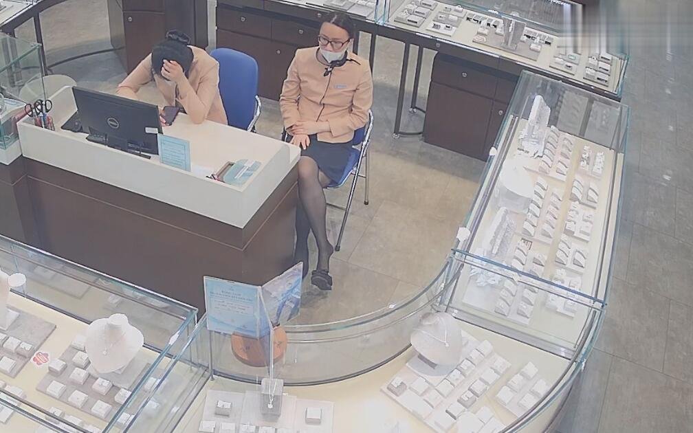 Let's watch her dangling from the front