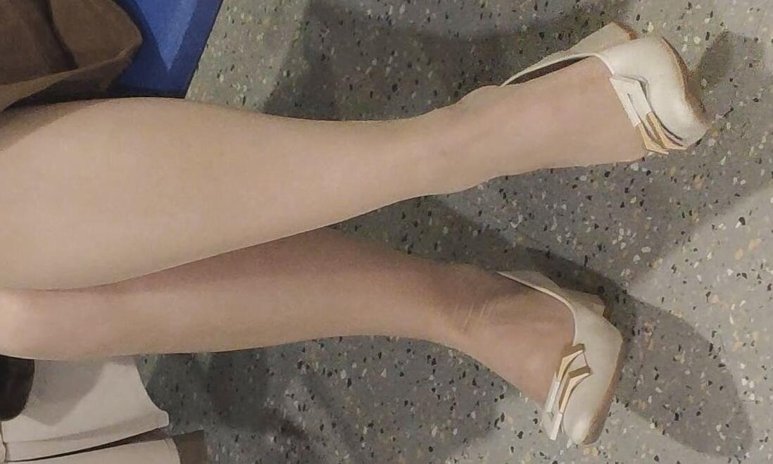 The girl in glasses dangling while queuing