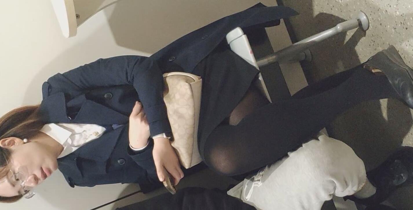 The girl in black nylon dangling shoeplay when waiting to be called