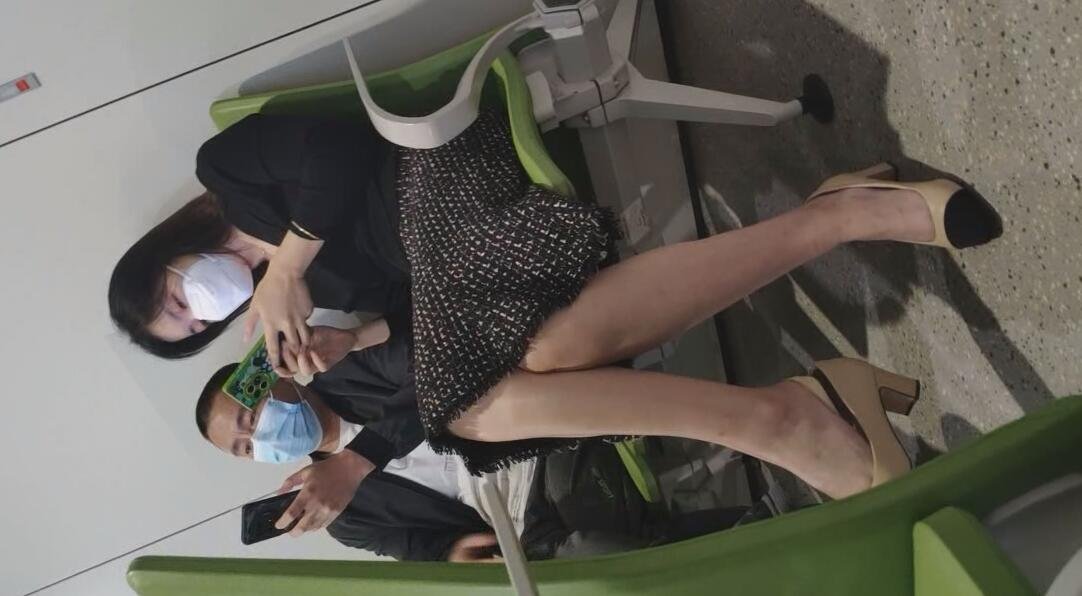 The pretty girl great dangling shoeplay