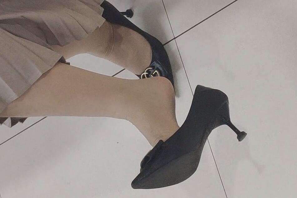 The girl in black nylon dangling shoeplay when waiting to be called 2