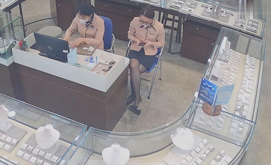 Let's watch the jewelry store hostess in blacknylon dangling from her front 2