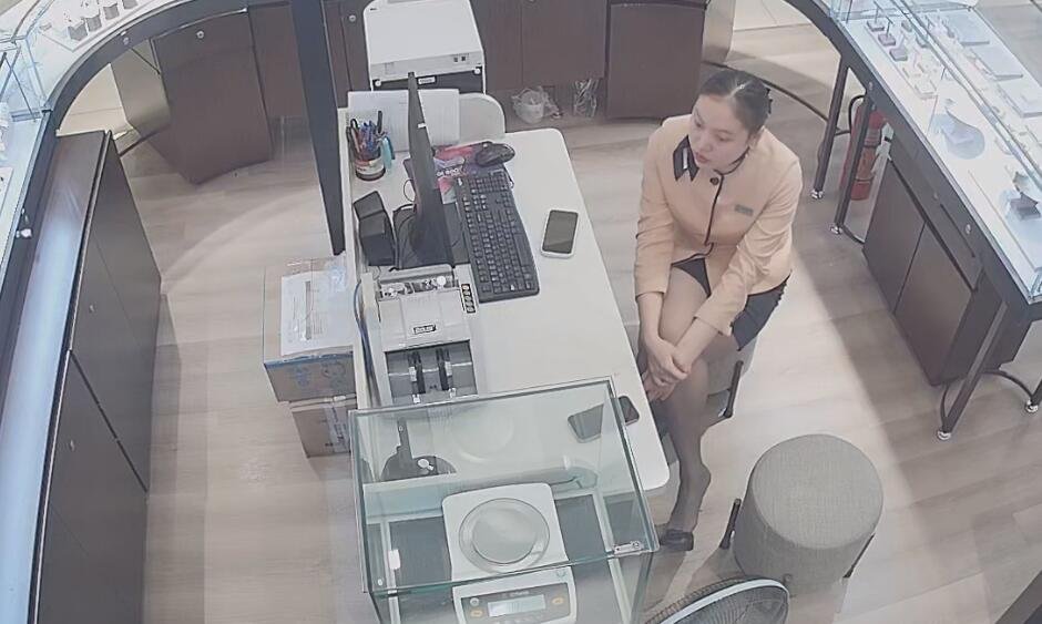 She is the shoeplay queen of jewelry store managers 5