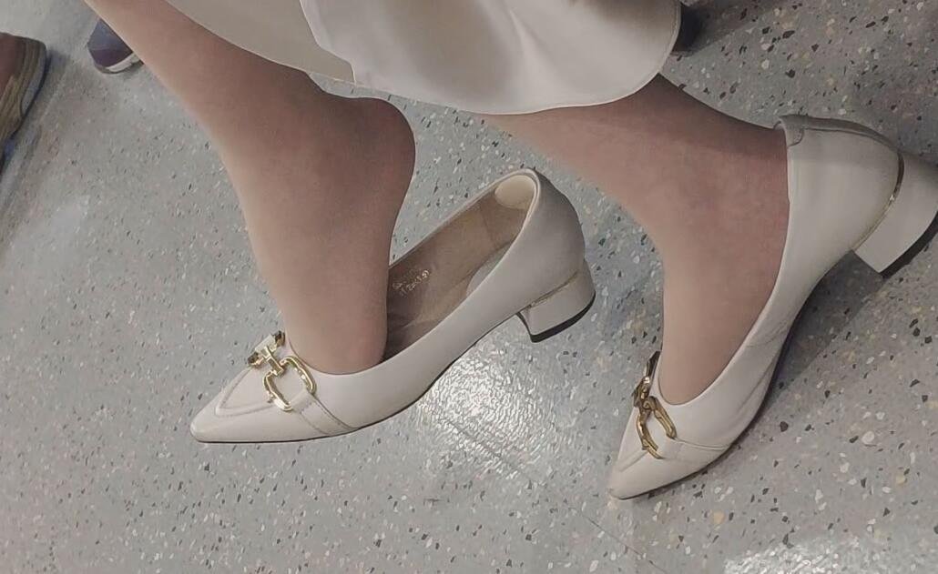 The pretty lady in white heels great dangling
