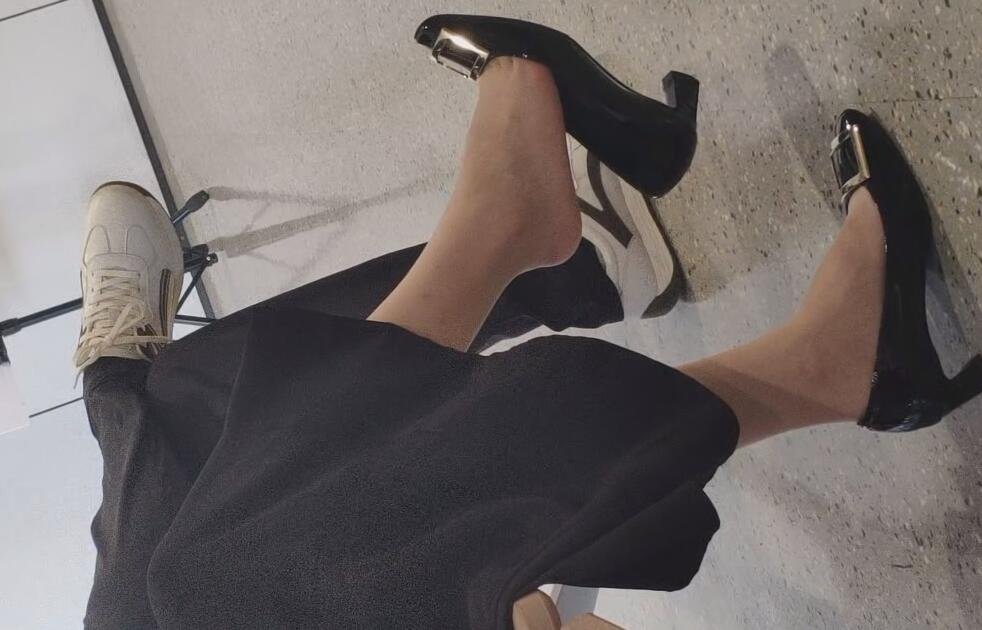 The lady dangling shoeplay when waiting for a call at the hospital 3