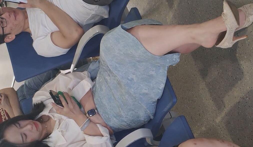 The pretty lady dangling shoeplay when waiting for a call at the hospital 4