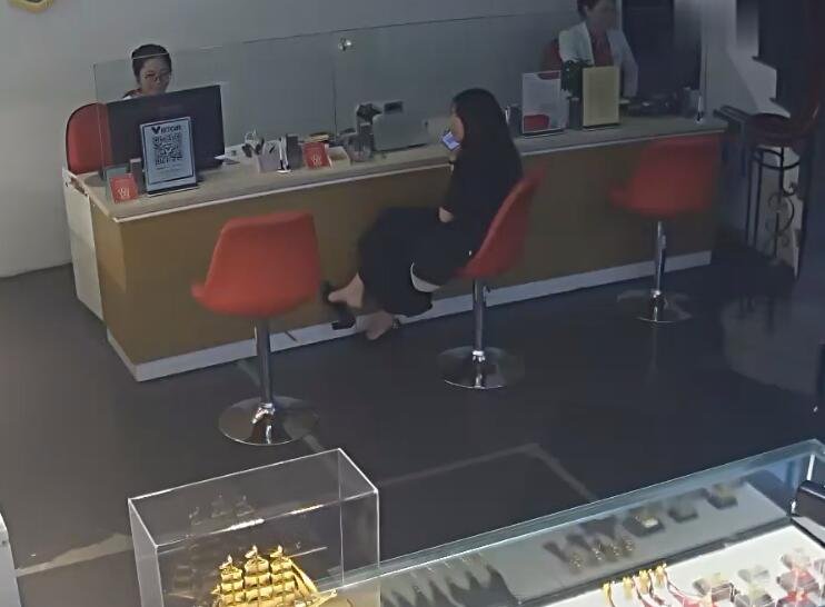 The jewelry store clients dangling shoeplay