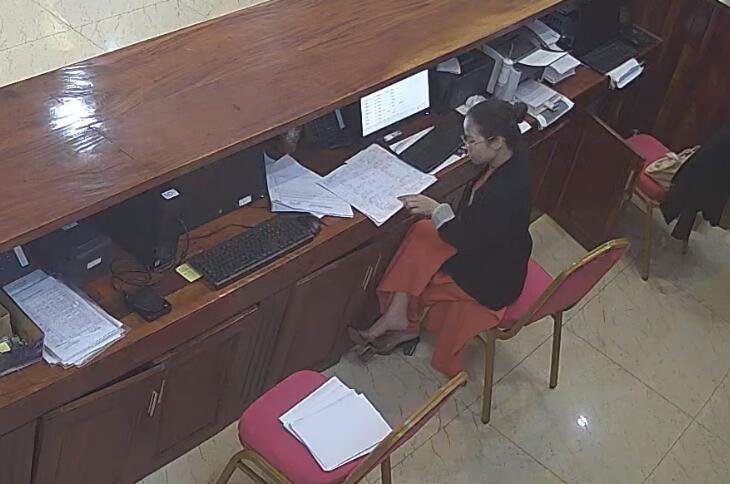 The hotel receptionist sit down dangling shoeplay