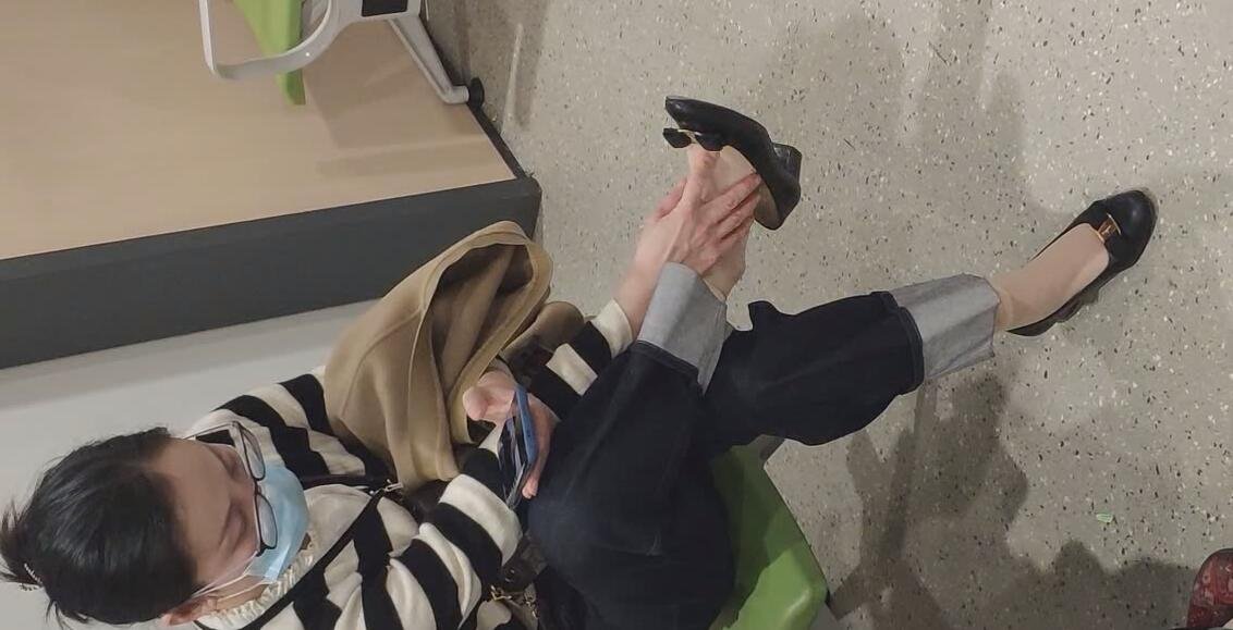 The girl in white nylon dangling shoeplay when waiting to be called 2