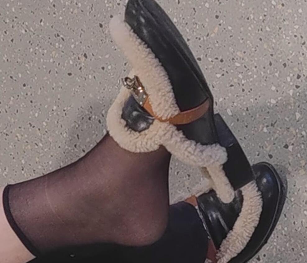 The 40something age lady dangling shoeplay when waiting for a call 3