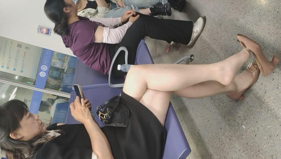 The lady in white heels dangling shoeplay when waiting for a call 4