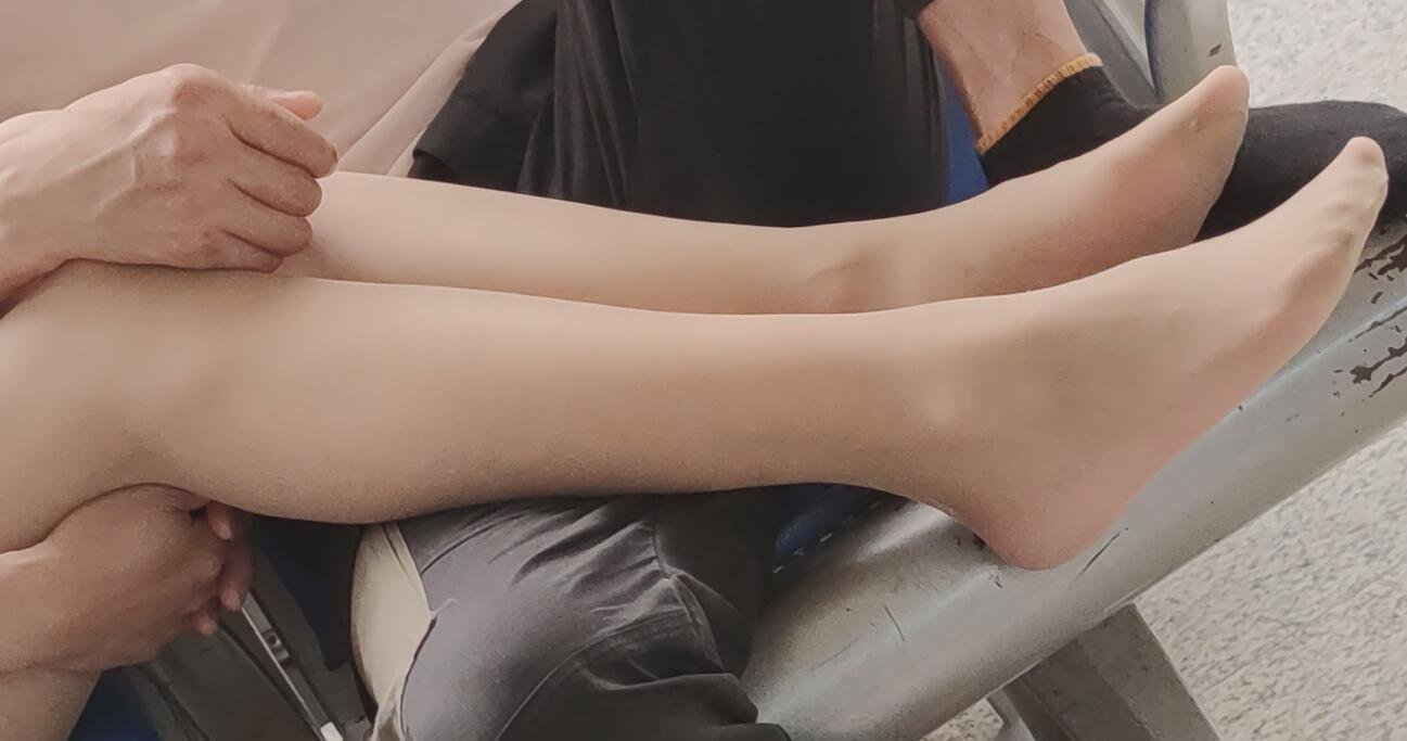 She put her feet on her boyfriend&#039;s legs