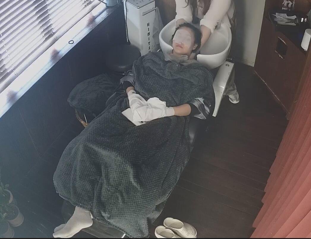 The beatuty is washing her hair