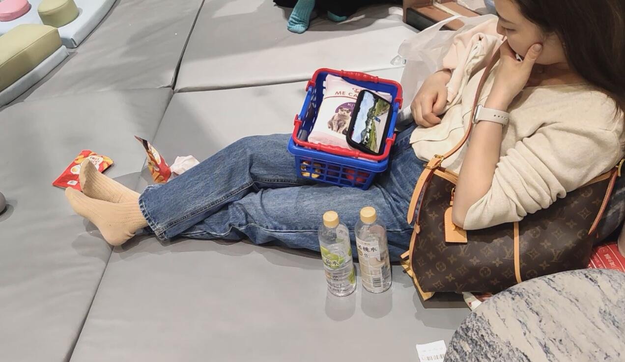 The young mother's sexy nylon sole