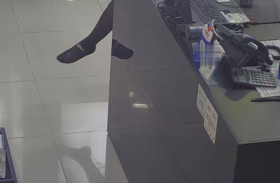 The jewelry store hostess in black nylon show us her cute feet! 116