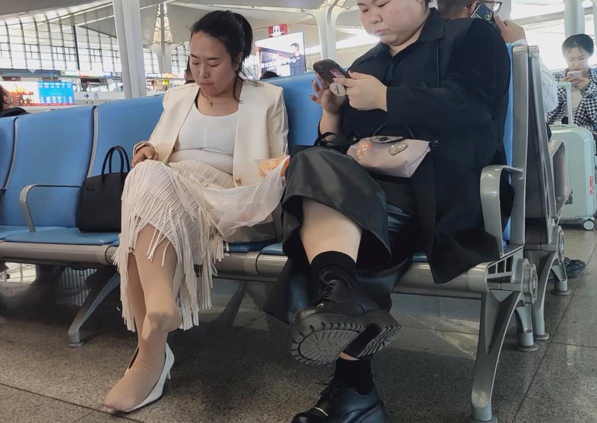 The fat beauty’s beautiful stocking feet