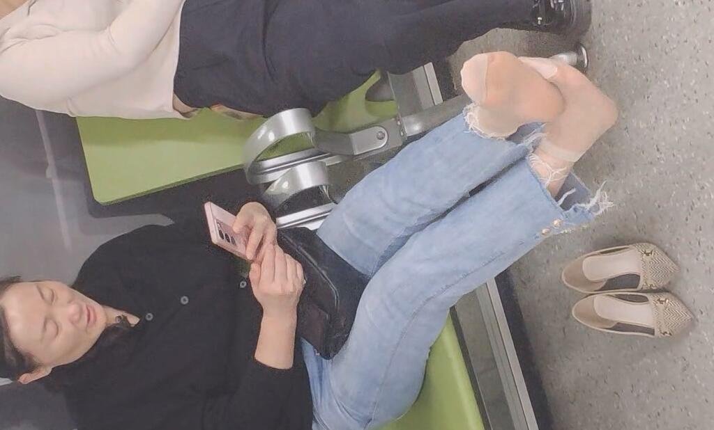 The lady show us her cute sole