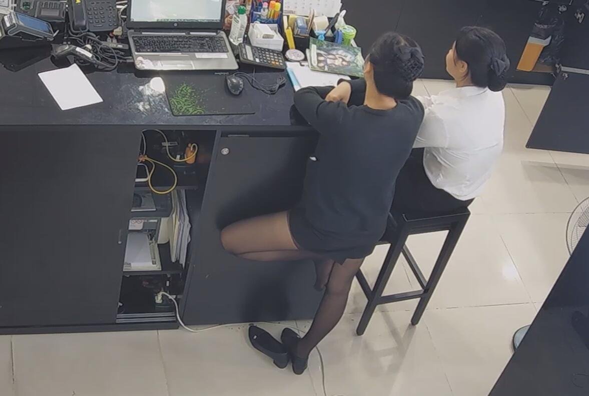 The jewelry store hostess in black nylon show us her cute feet! 160