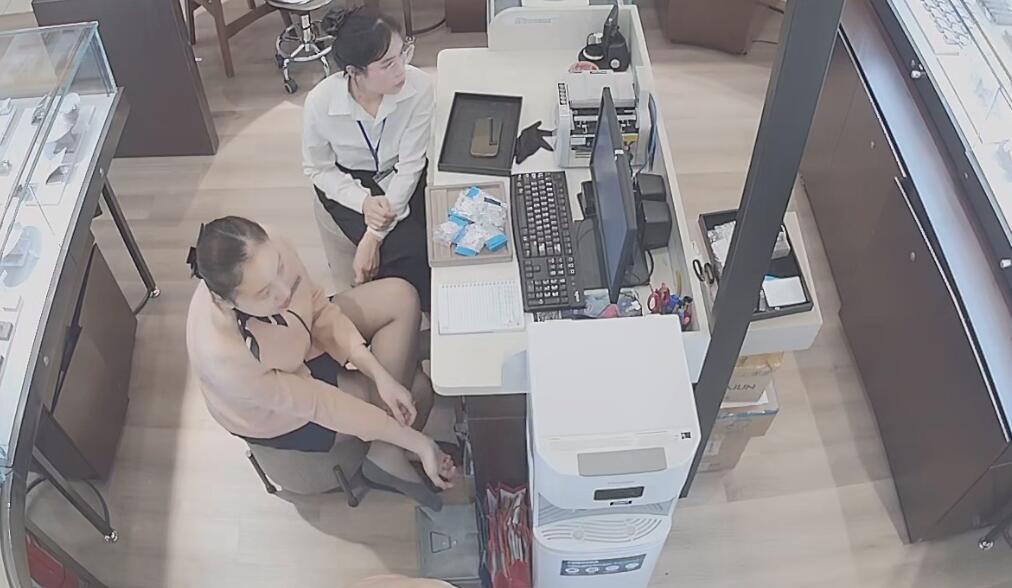 She is the shoeplay queen of jewelry store managers 2