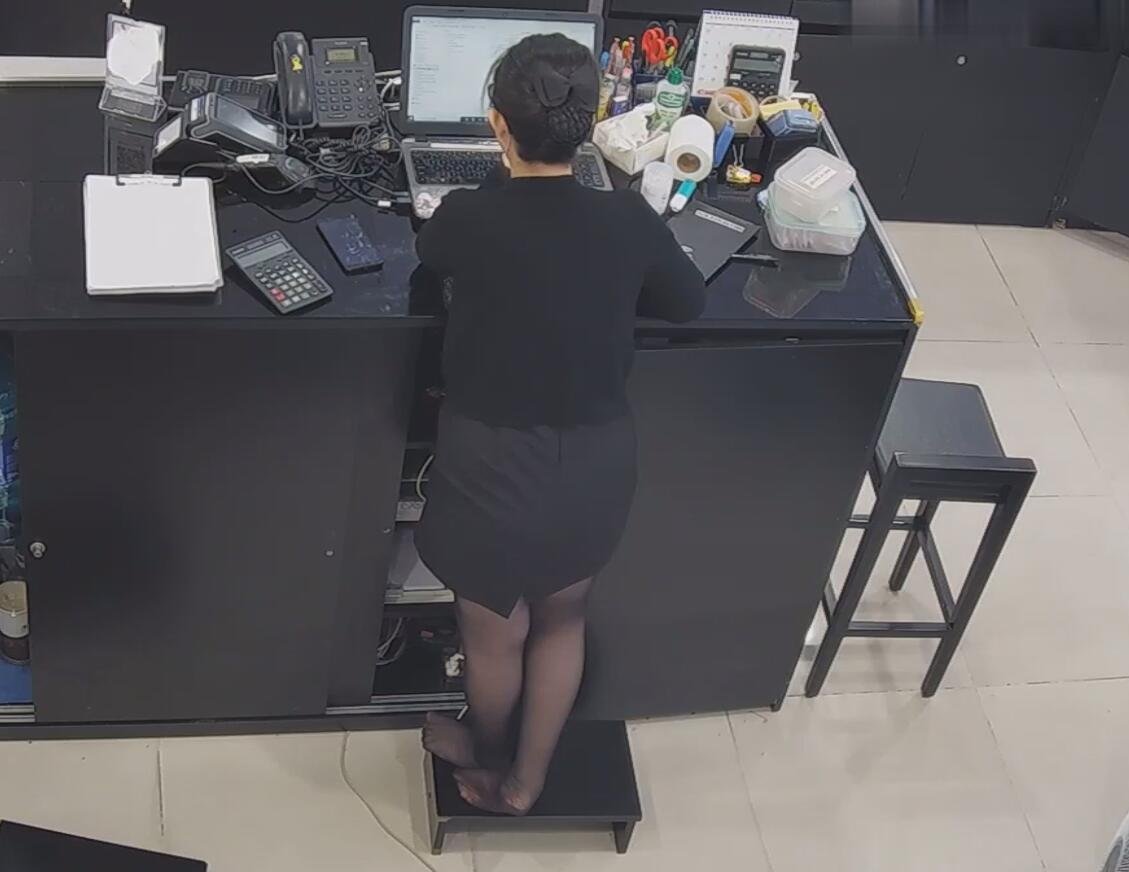 The jewelry store hostess in black nylon show us her cute feet! 180