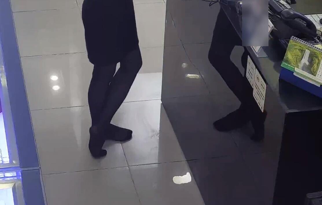 The jewelry store hostess in black nylon show us her cute feet! 187