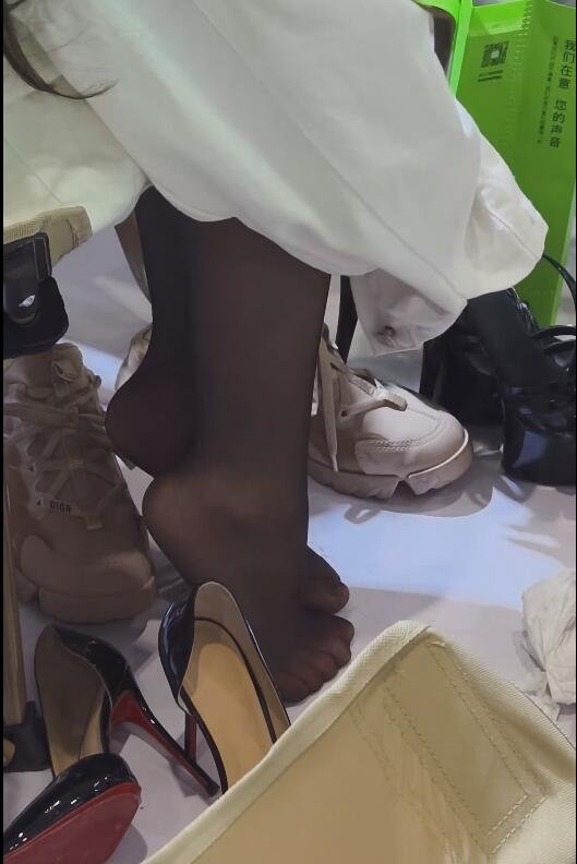 The girl try new heels