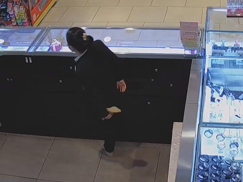 The jewelry store hostess in black nylon show us her cute feet! 192