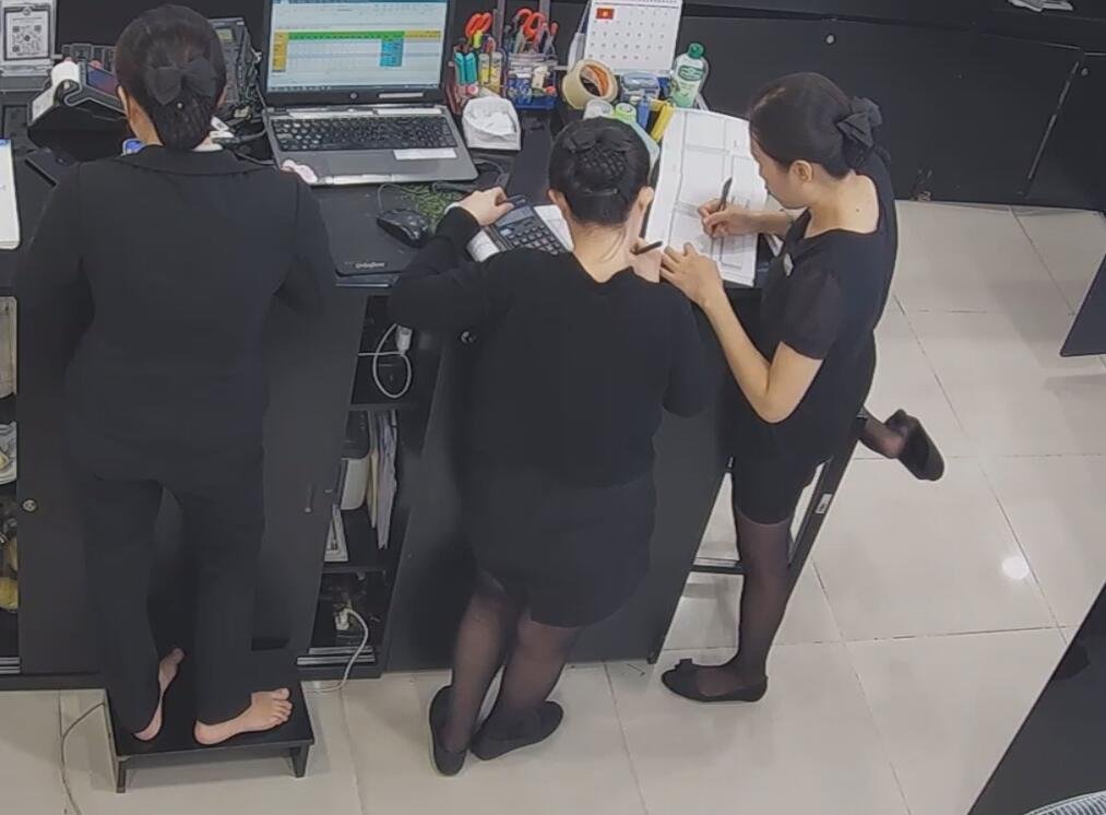 The jewelry store hostess in black nylon show us her cute feet! 193