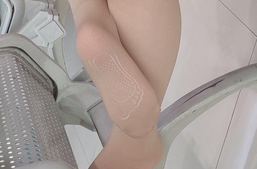 The 30something lady show us her sexy nylon sole
