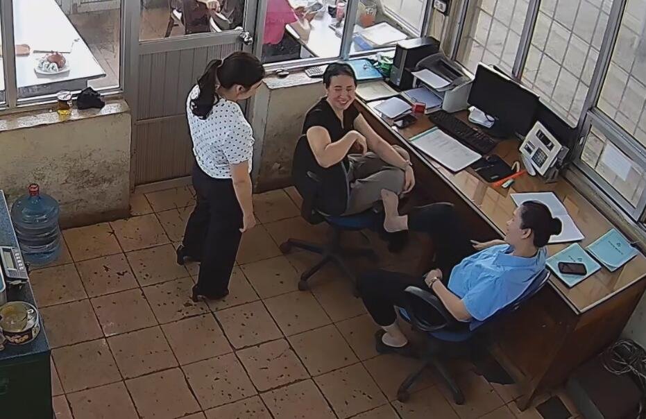 The office lady in blue uniform show us her cute nylon feet