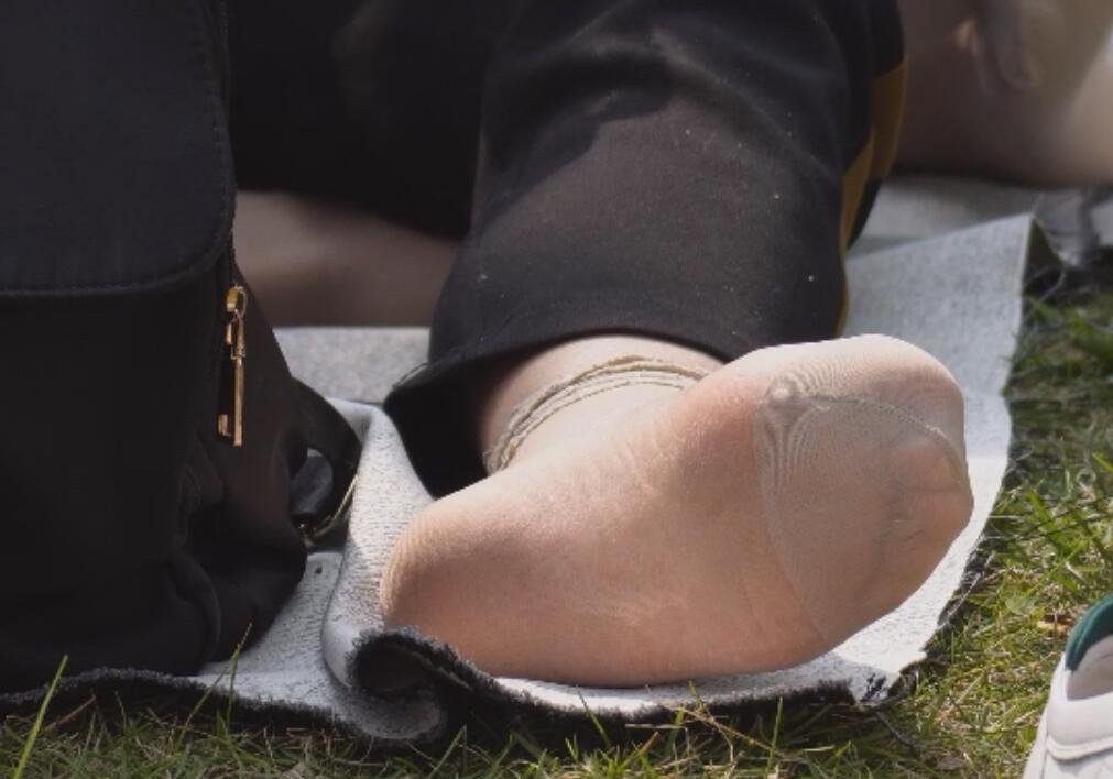 The lady show us her cute sole 3