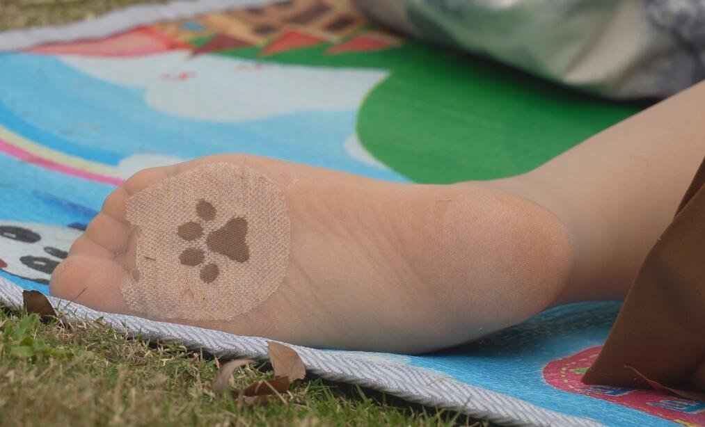 The lady show us her cute sole 4