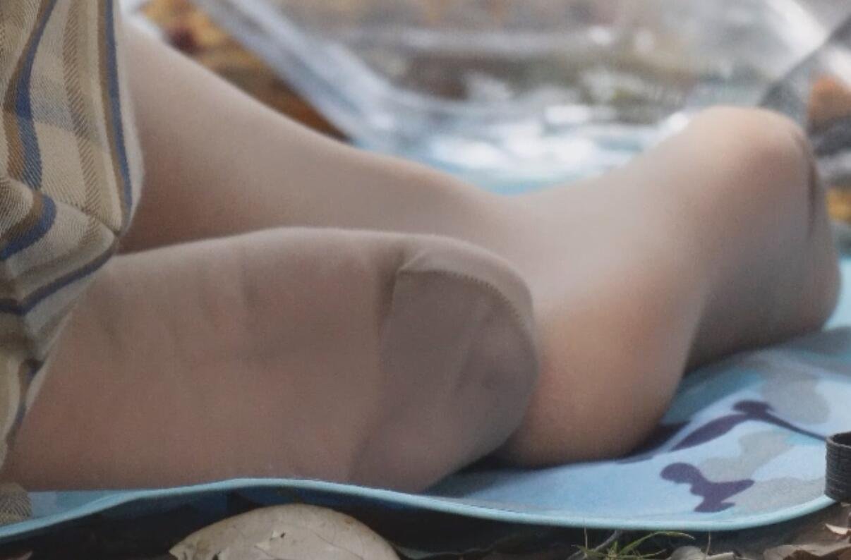 The lady show us her cute sole 5