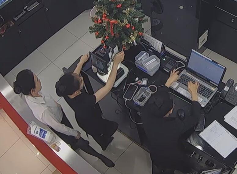 The jewelry store hostess in black nylon show us her cute feet! 206