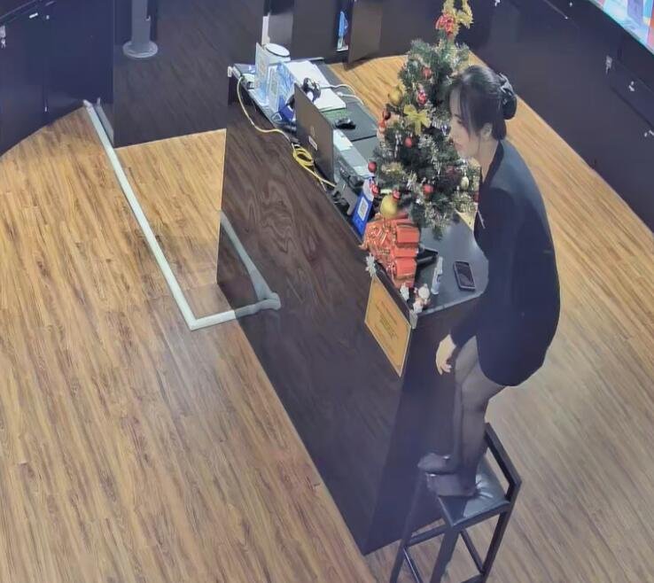 The jewelry store hostess in black nylon show us her cute feet! 212