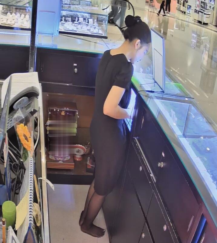 The jewelry store hostess in black nylon show us her cute feet! 220