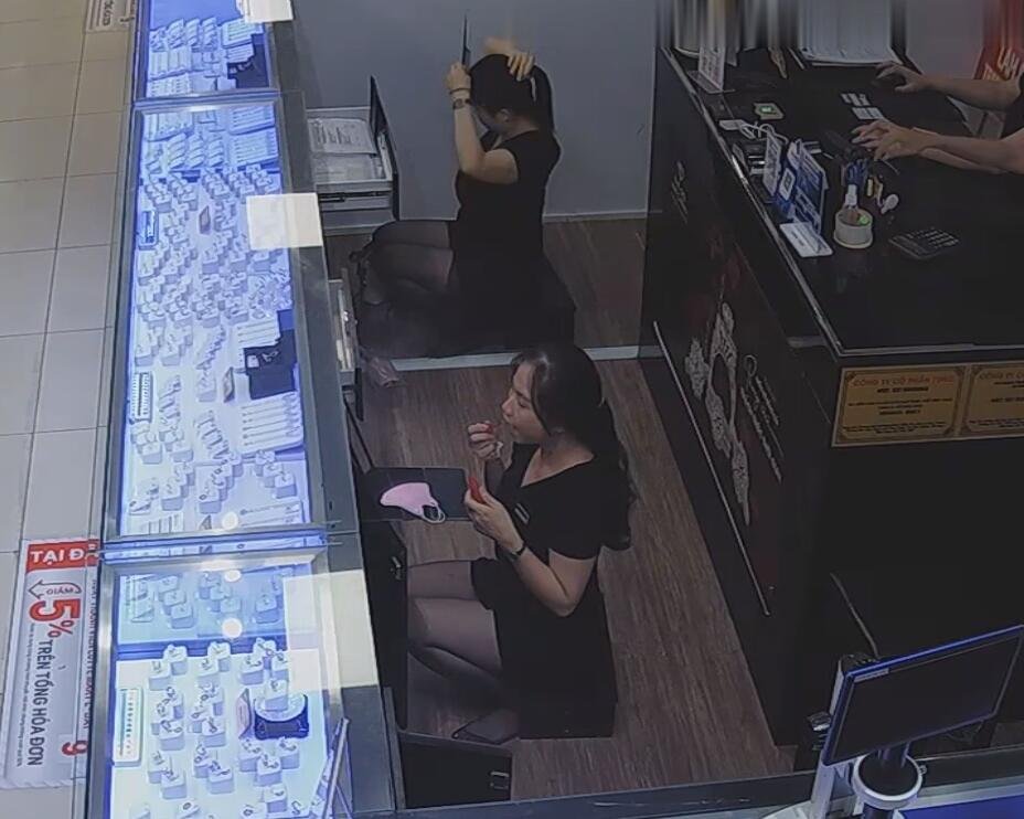 The jewelry store hostess in black nylon show us her cute feet! 223