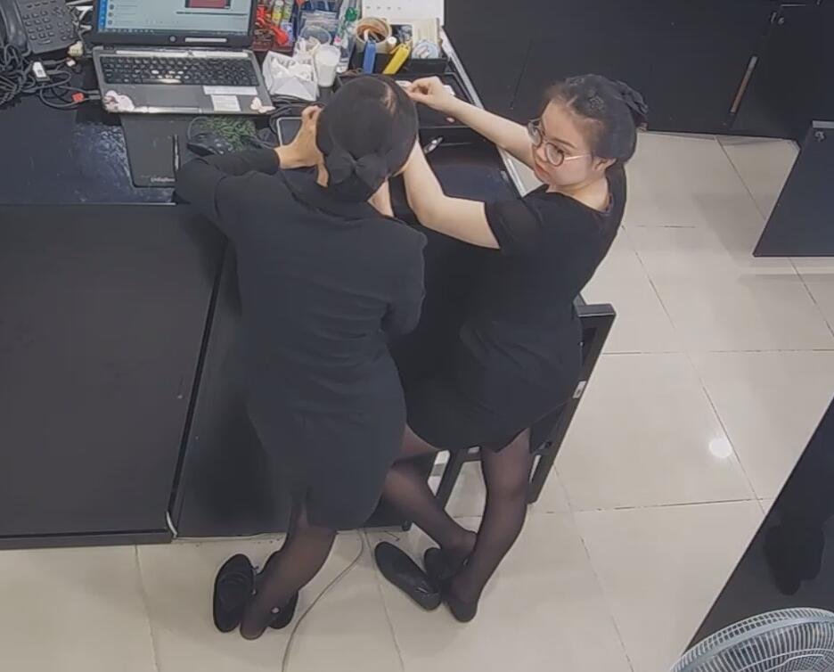 The jewelry store hostess in black nylon show us her cute feet! 228