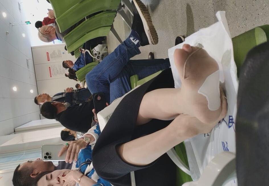 The pretty show us her perfect nylon feet