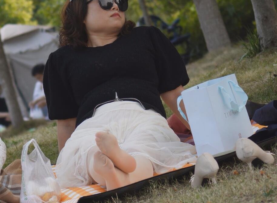 The lady show us her cute sole 16