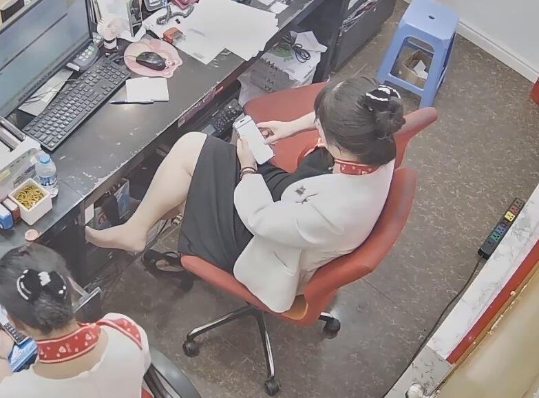 The jewelry store hostess manager show us her cute feet 3