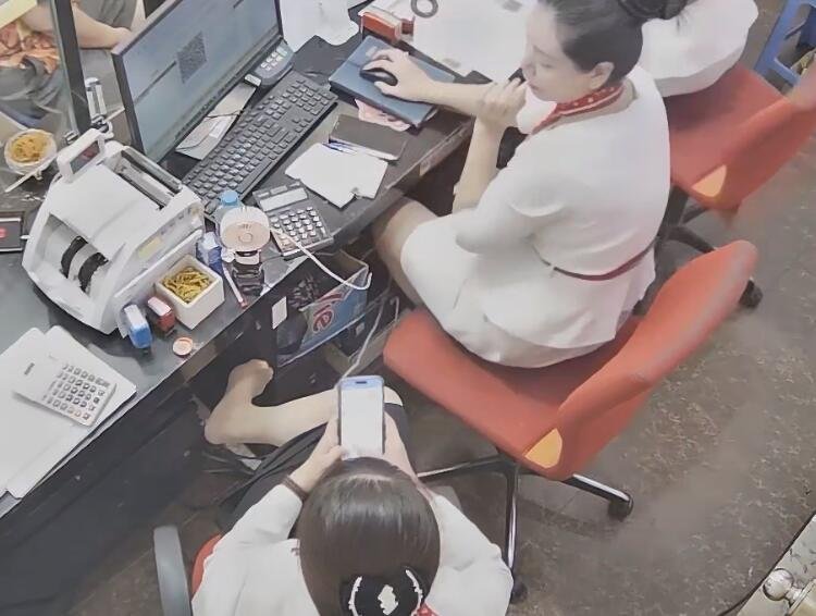 The jewelry store hostess manager show us her cute feet 4