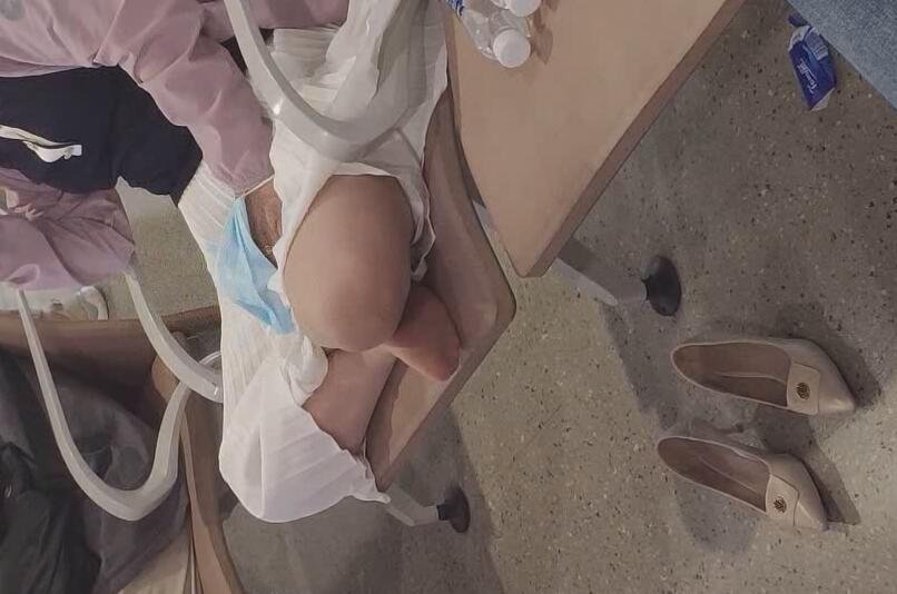 The lady show us her cute sole 20