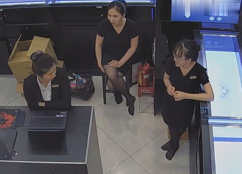 The jewelry store hostess in black nylon show us her cute feet! 253