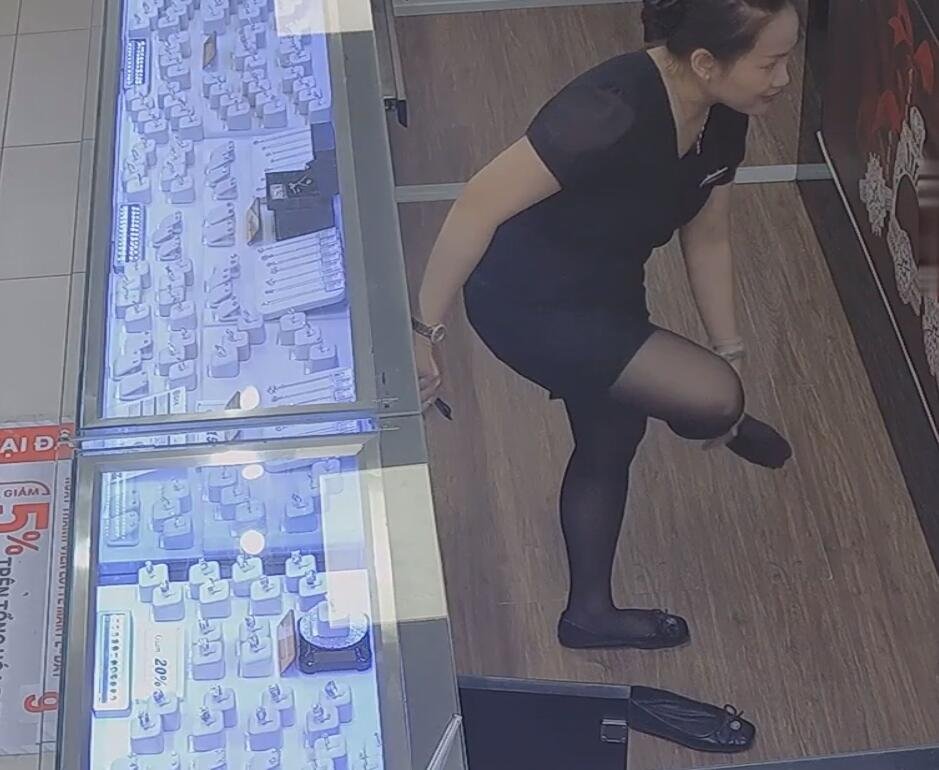 The jewelry store hostess in black nylon show us her cute feet! 256