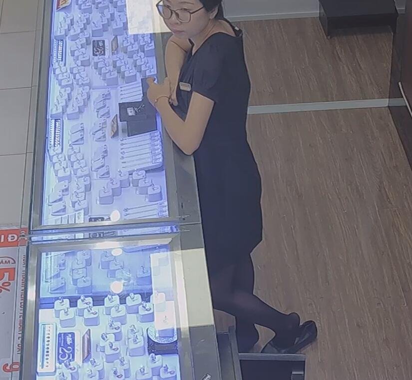 The jewelry store hostess in black nylon show us her cute feet! 264