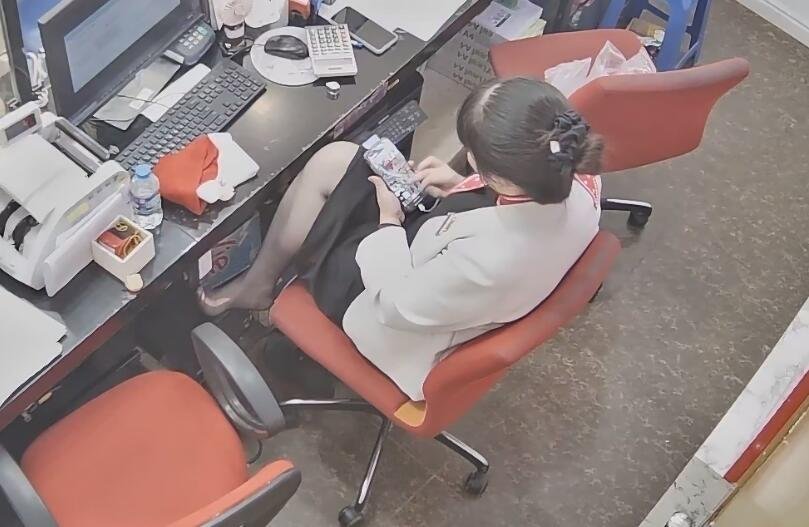 The jewelry store hostess manager show us her cute feet 14