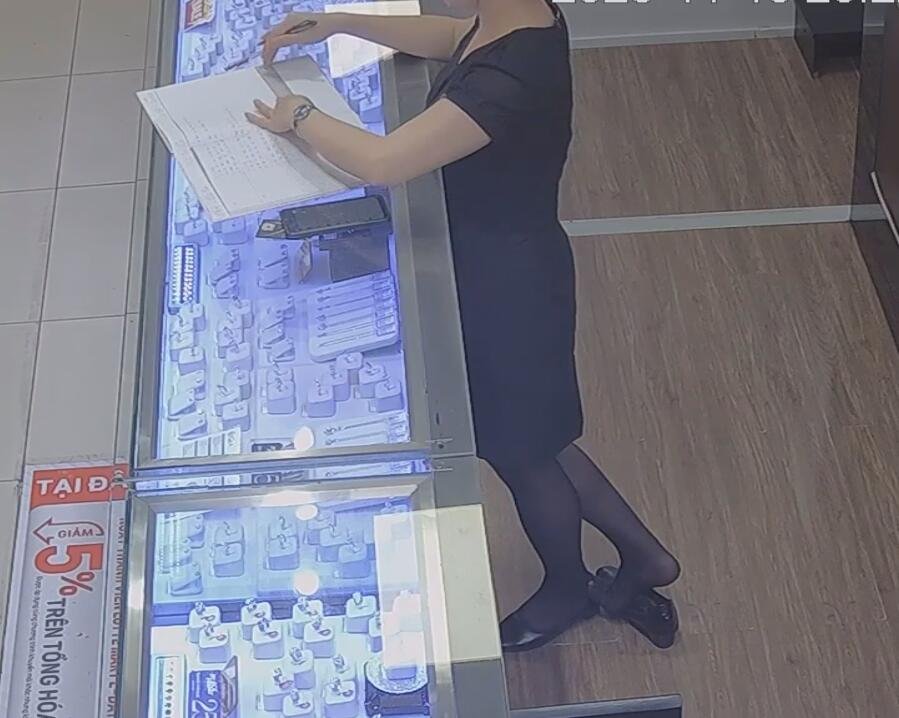 The jewelry store hostess in black nylon show us her cute feet! 281